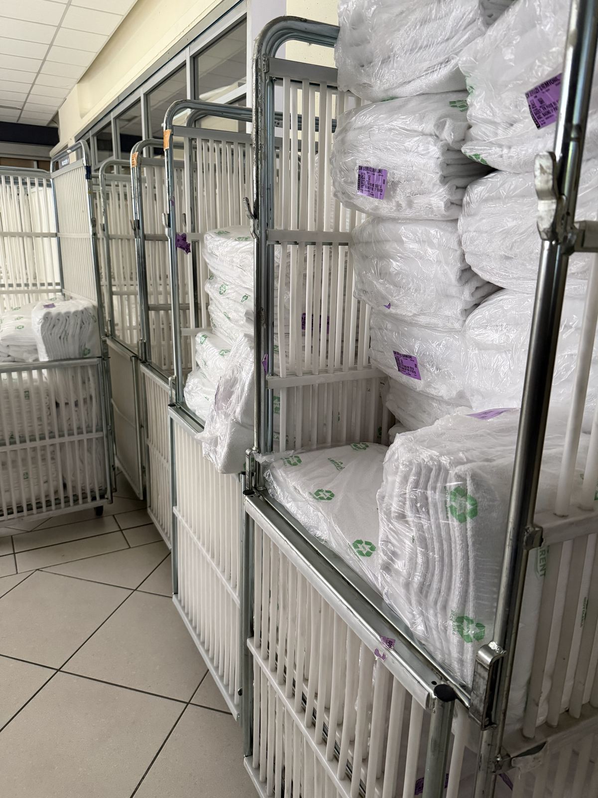 Fila di carrelli con biancheria confezionata